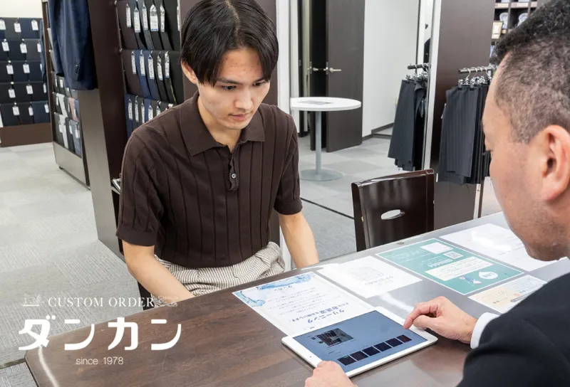 オーダースーツのダンカン、全国37店舗で着用イメージを確認できる新サービスを導入。生地選びを店頭でサポート
